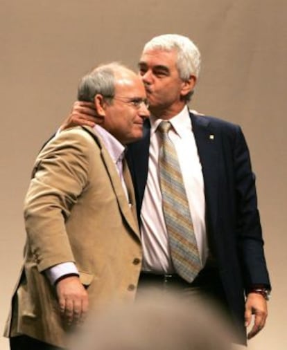 Pasqual Maragall besa a José Montilla en un consejo nacional de 2006.