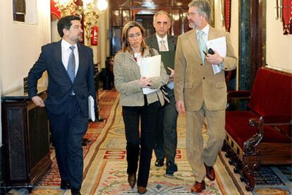 Manuel Marín, a la derecha, a la salida de la reunión de la Mesa del Congreso.