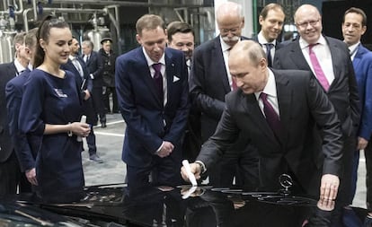 El presidente ruso Vladimir Putin, firma un capó de un automóvil durante la ceremonia de inauguración de la planta de ensamblaje de automóviles Mercedes Benz en las afueras de Moscú (Rusia).