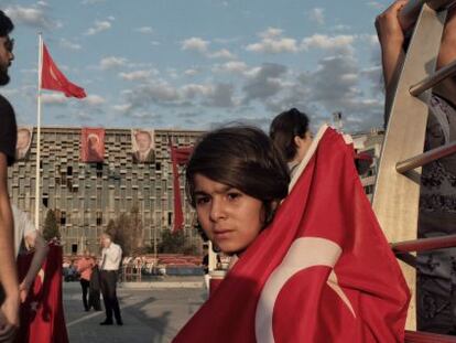 Una ni&ntilde;a sostiene una bandera en Estambul.