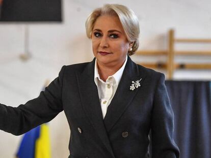 La primera ministra, Viorica Dancila, votando en el referéndum sobre el veto al matrimonio igualitario.