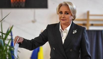 La primera ministra, Viorica Dancila, votando en el referéndum sobre el veto al matrimonio igualitario.