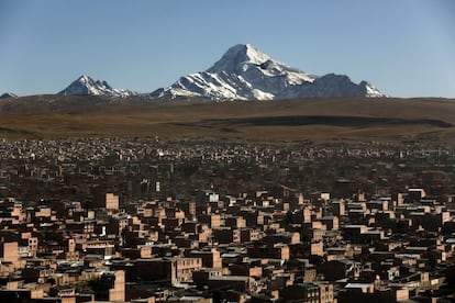 "Lo que quiero mostrar con esta foto son las condiciones del lugar donde se desarrolla la historia, a 4.000 metros de altura. Tienes una zona desértica y montañas con nieve y mucho frío. Todas las imágenes están hechas en Patacamaya o en Coro Coro, excepto esta que tomé desde el avión y en la que se ve el entorno y se intuyen las condiciones de vida tan duras. Es una vista general de la ciudad de El Alto, pegado a La Paz. El trabajo que realicé fue a una hora de allí, a 100 kilómetros, pero esta imagen sirve para mostrar las condiciones de vida de un lugar muy árido y muy desértico, pero que también tiene nieve y frío".