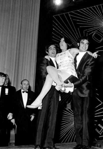 Londres (Reino Unido), 6 de abril de 1968. La cantante Massiel, ganadora del Festival de Eurovisión, con el Dúo Dinámico, Manolo (4d) y Ramón (2d), autores de la canción <i>La, la, la</i>. El cantante británico Cliff Richard (1d) fue segundo con <i> Congratulations</i>.