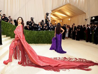 Rosalía homenajea a Lola Flores con un espectacular mantón rojo en la Gala Met