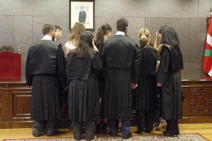Un grupo de jóvenes juristas antes de comenzar un acto oficial en el Tribunal Superior de Justicia del País Vasco (TSJPV).