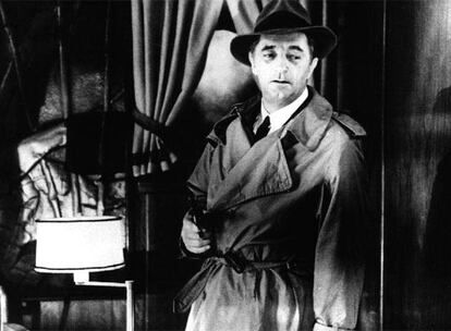 Dick Richards, 1975.  Aqu el detective Philip Marlowe, interpretado por Robert Mitchum ya no es el tipo duro que inmortaliz Bogart en los a?os dorados del cine negro, sino un antihroe cansado y algo avejentajado, pero bastante ms sabio. En realidad le importa un comino la imagen de sabueso que se las sabe todas.  Este Marlowe no necesita creer en s mismo. Si tiene que hacer un trabajo sucio, lo hace, pero no pretende redimir a nadie.  Es distante, le gusta el bisbol y con las mujeres despliega un estilo desganado que alcanza su mximo cuando rechaza  el revolcn que le propone Charlotte Rampling, esposa de un famoso juez de los ?ngeles, en el sof de su casa. "Definitivamente est usted muy anticuado"- le suelta ella despechada. Antes de responderle, Mitchum la mira con un gesto que condensa toda la filosofa de su personaje, como si pensara: ?hay que joderse!