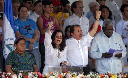 Daniel Ortega y su mujer, Rosario Murillo, en Managua en 2009.