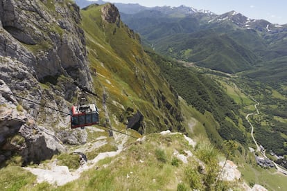 <a href="https://www.turismodecantabria.com/descubrela/zonas/1-liebana" target="">La comarca de Liébana</a> es uno de los destinos cántabros por antonomasia. Integrada por varios valles rodeados de altas montañas, en el extremo superior de uno de ellos, val de Baró, se localiza la estación de montaña de Fuente Dé, con máximas en verano de alrededor de 22ºC. Un teleférico (en la imagen) salva 753 metros de desnivel (en poco más de tres minutos) hasta el mirador del Cable, a 1.850 metros de altitud. Allí solo cabe rendirse a las impresionantes panorámicas del macizo central de <a href="https://elviajero.elpais.com/elviajero/2018/07/05/actualidad/1530779337_989745.html" target="">los Picos de Europa</a> —Peña Remoña, Padiorna, Pico San Carlos y Torre Altaiz, los picos de Santa Ana, Tesorero, Torre Horcados Rojos, Peña Olvidada— y, más allá, la cordillera Cantábrica.