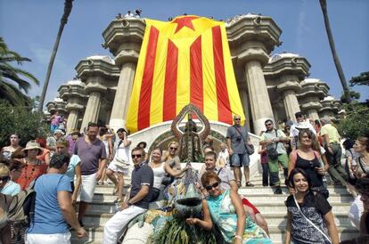 Bandera independentista gigante desplegada por las Juventudes de Esquerra en el parque Güell.