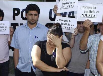 Los padres de Mari Luz, Juan José Cortés e Irene Suárez, en la concentración de Huelva para pedir la revisión de la sanción contra el juez Tirado.