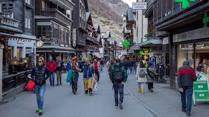 Gente paseando por el centro de la ciudad. Zermatt, Suiza.