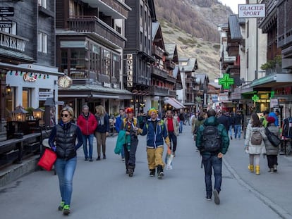 Gente paseando por el centro de la ciudad. Zermatt, Suiza.