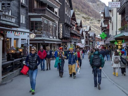 Gente paseando por el centro de la ciudad. Zermatt, Suiza.