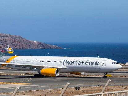 Un avión de Thomas Cook despega desde Las Palmas, en las Islas Canarias.