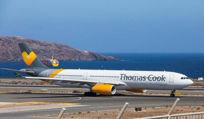 Un avión de Thomas Cook despega desde Las Palmas, en las Islas Canarias.