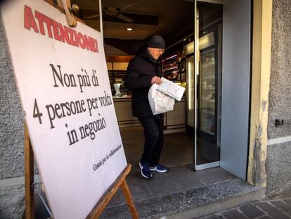 Casalpusterlengo, Codogno, Castiglione d'Adda, Fombio, Maleo, Somaglia, Bertonico, Terranova dei Passerini, Castelgerundo y Sanfiorano, donde viven cerca de 50.000 personas, se ha convertido en la zona cero de este brote de coronavirus en Italia. En la imagen, un cartel informa de la prohibición de entrar a más de cuatro personas en una tienda en Codogno (Italia).