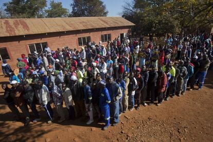 Los zimbabuenses hacen cola mientras esperan para votar en la Escuela Primaria de Sherwood, en Kwekwe.
