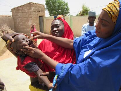 Inmunizando niños en la ceremonia de bautismo de Fadila Aminu, en el norte de Nigeria.
