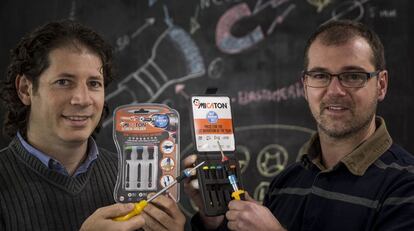 Michael W. Pérez y Luis Vaamonde con su producto Micatón.