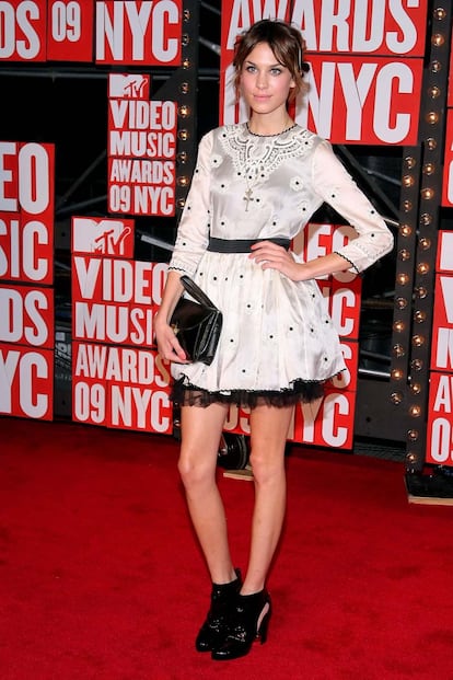 En 2009 asistió a los premios MTV con este vestido de Luella colección otoño-invierno 2009. El recogido de aires románticos es un peinado que sigue acompañándola en la actualidad.