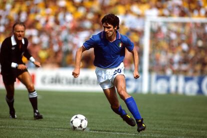 Paolo Rossi, durante un partido con la selección de Italia.