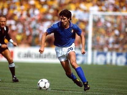 Paolo Rossi, durante un partido con la selección de Italia.