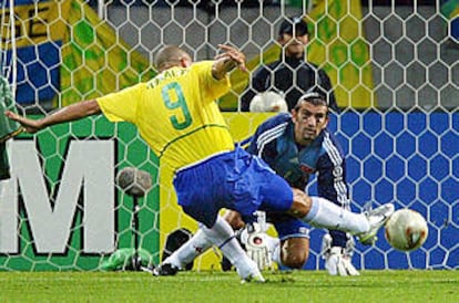 Ronaldo remata con la puntera y sorprende a Rustu en la jugada del gol que clasifica a Brasil para la final.