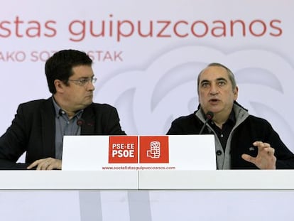 Óscar López, a la izquierda, e Iñaki Arriola en el acto de los socialistas en San Sebastián.