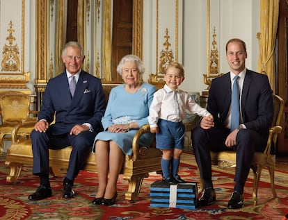 Cuatro generaciones en una imagen. En esta fotografía, difundida por el palacio de Buckingham en abril de 2016 para celebrar los 90 años de Isabel II, la monarca aparece acompañada de los tres herederos al trono británico. De izquierda a derecha, su hijo Carlos de Inglaterra y el príncipe Jorge cogido de la mano de su padre, Guillermo de Inglaterra.