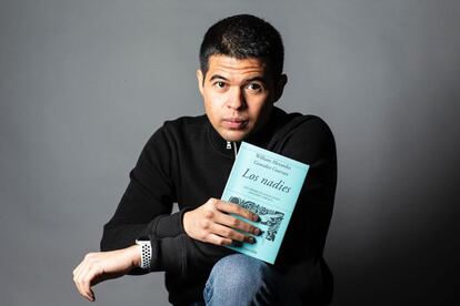 William González con una copia de su libro 'Los nadies'.