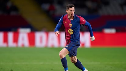Robert Lewandowski conduce el balón durante el partido ante el Atlético de Madrid el pasado 21 de diciembre.