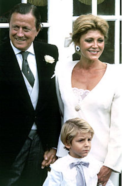 Los barones Thyssen posan tras la ceremonia de su matrimonio civil, el 16 de agosto de 1985 en la localidad inglesa de Moreton in Marsh, acompañados por Borja Alejandro.