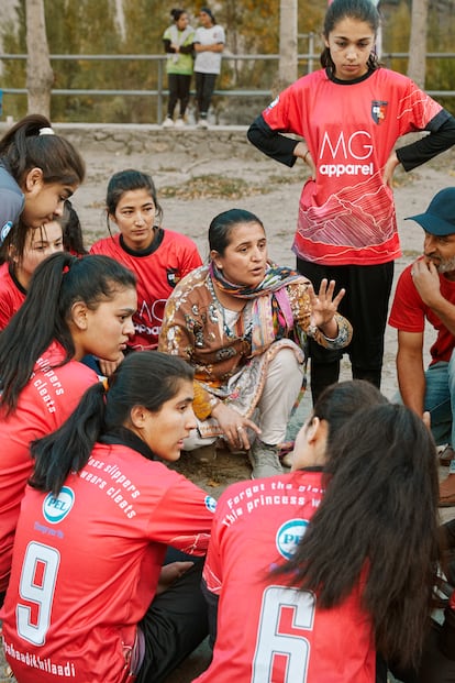 Futbolistas del Murtazabad Royal Club escuchan a su entrenadora, Sabrina, durante un partido del campeonato.