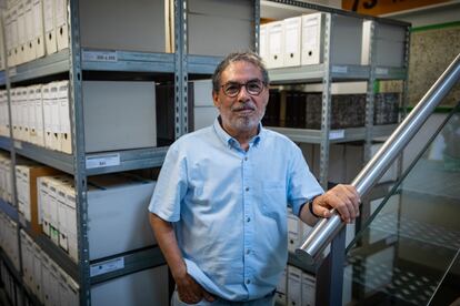 Arnaldo Gil, miembro del Arxiu Historic de Nou Barris, posa en el almacén en Barcelona.