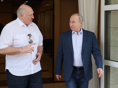 El presidente de Bielorrusia, Aleksandr Lukashenko, charla con su homólogo ruso, Vladímir Putin, durante un encuentro en Sochi, Rusia, el 9 de junio de 2023.