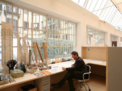 Cino Zucchi en su oficina, donde suena siempre de fondo The Beatles.