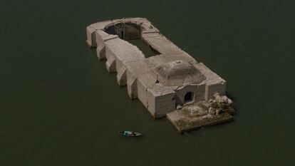 El templo dominico de Jalapa del Marqués, construido en el siglo XVI, empieza a surgir del agua cuando el nivel de la presa Benito Juárez baja durante las temporadas de sequías en el Istmo de Tehuantepec (Oaxaca), el 15 de febrero de 2024.  La iglesia fue inundada intencionalmente el 1 de enero de 1961 para la construcción de la presa.