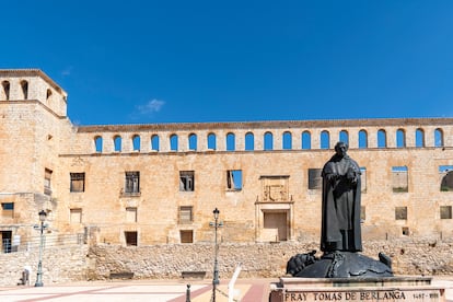 La estatua de Fray Tomás de Berlanga, delante de la fachada del palacio arrasado en 1811.