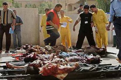 Los cadáveres de 10 chiíes, asesinados tras ser obligados a bajarse de un autobús, yacen en Baquba.