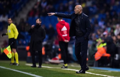 Zidane, en Cornellà, con Quique al fondo.