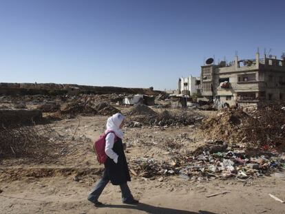 Una joven camina a la escuela en Gaza durante el conflicto de 2009.