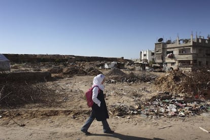 Una joven camina a la escuela en Gaza durante el conflicto de 2009.