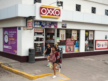 Tienda OXXO, propiedad de Femsa, en  Puerto Vallarta, Jalisco. Mexico.