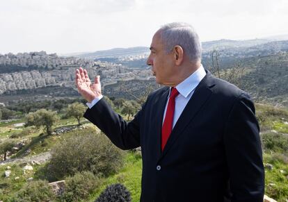 Benjamín Netanyahu, ante el asentamiento de colonos de Har Homa (Jerusalén Este), en febrero.