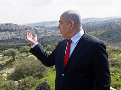 Benjamín Netanyahu, ante el asentamiento de colonos de Har Homa (Jerusalén Este), en febrero.