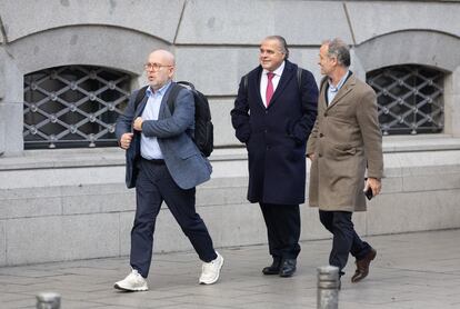 El abogado de Carles Puigdemont, Gonzalo Boye (primero por la izquierda), llega este viernes al Tribunal de Cuentas.