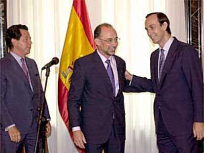 Estanislao Rodríguez-Ponga (izda.), ayer, en su toma de posesión como nuevo secretario de Hacienda, junto a Cristóbal Montoro (centro) y Enrique Giménez-Reyna.