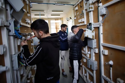 Alumnos del grado medio de instalaciones electrotécnicas y automáticas en el I.E.S. Albert Einstein, Sevilla.
FOTO: PACO PUENTES