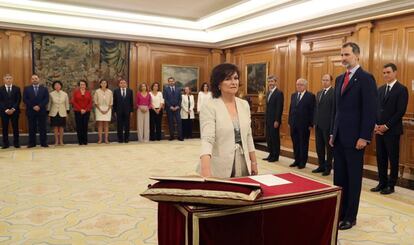 Carmen Calvo promete su cargo como nueva vicepresidenta y ministra de Igualdad del Gobierno de Pedro Sánchez.
